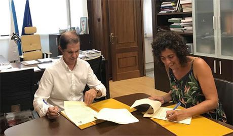 Francisco Marín e Virginia Rodríguez asinaron o convenio de colaboración entre a CHMS e ADEGA.