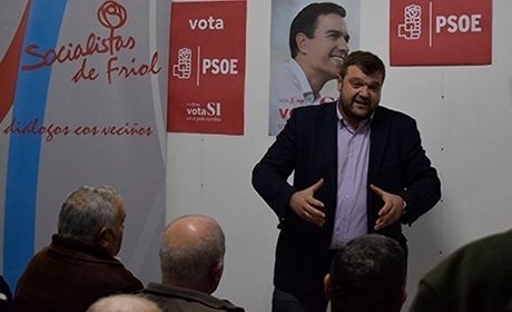 Alvaro Santos anunciando a súa candidatura á agrupación socialista de Friol