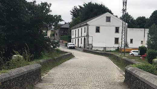 Casa das Ínsuas dende a ponte medieval de Rábade