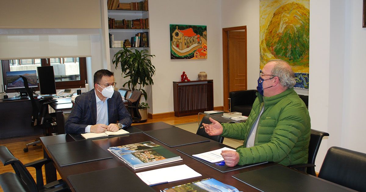 reunión alcalde portomarín e conselleiro medio rural