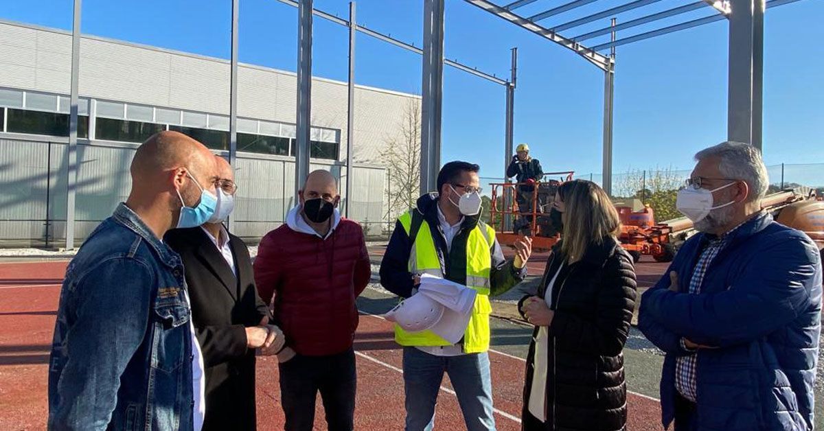 alcaldesa Lara Mendez e os edis Miguel Fernandez e Mauricio Repetto supervisando os traballos de cobertura de duas pistas de tenis en Frigsa