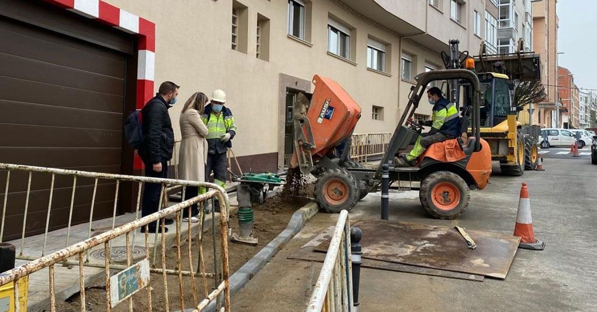 obras de renovacion do fibrocemento na rua Escultor Asorey