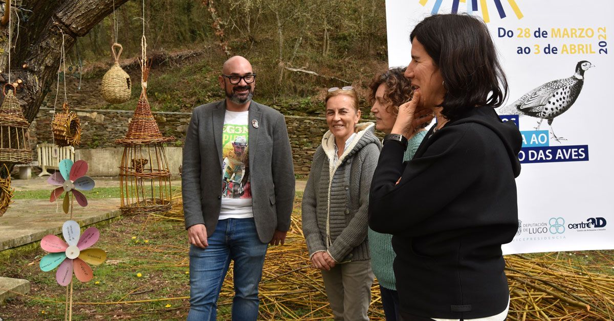 Efrén Castro coas artesás Idoia Cuesta, Carmen Fieiras e Beatriz Valín no centro de cestería