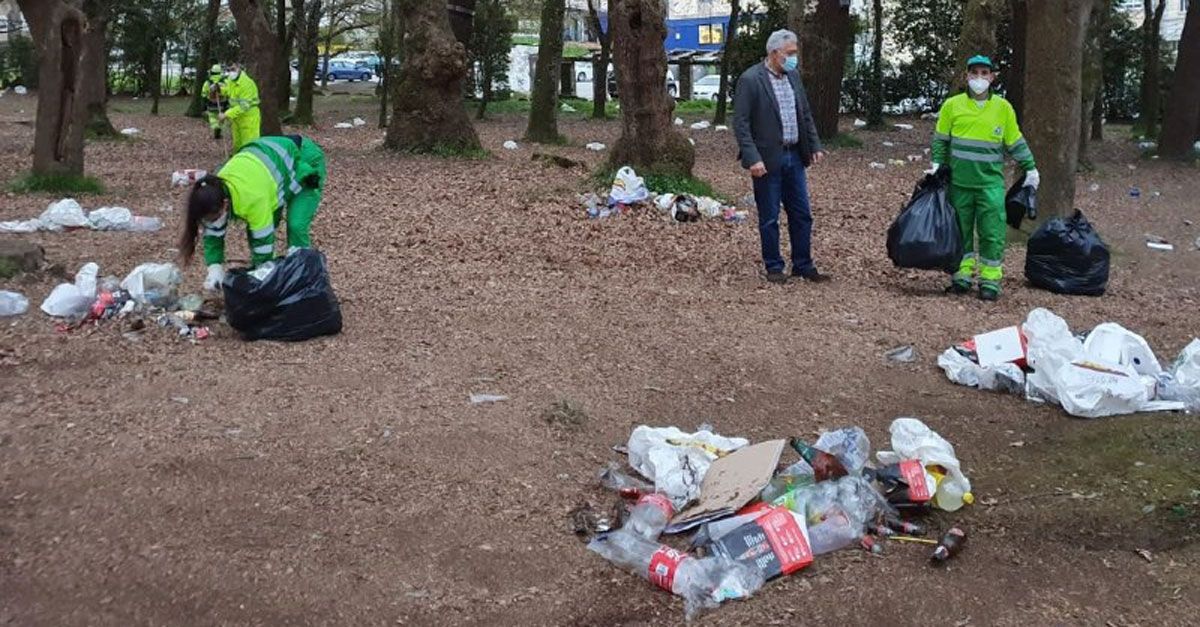 070422 O concelleiro de Medio Ambiente, Miguel Fernández, supervisou esta mañá o dispositivo especial organizado para limpar a Carballeira