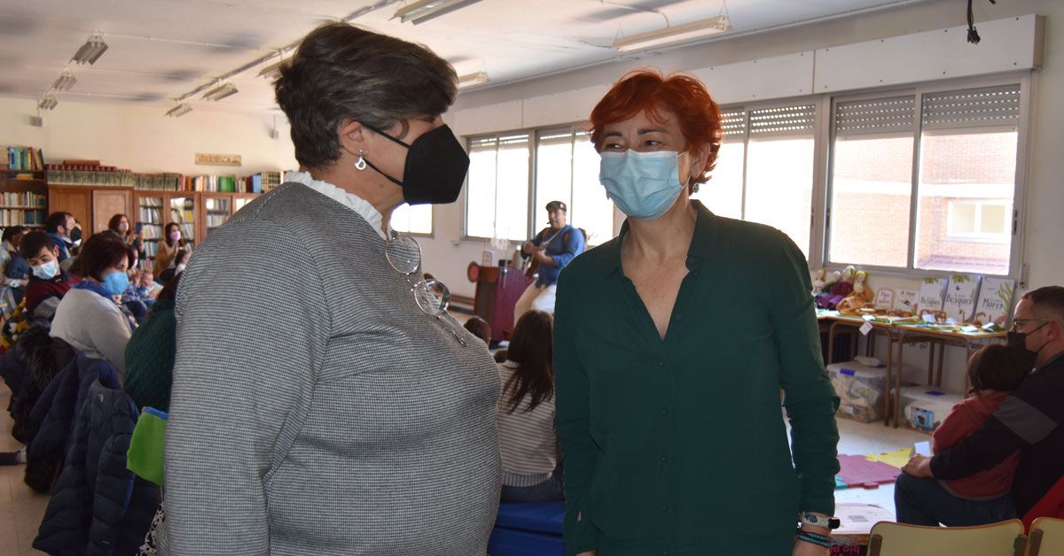 Maite Ferreiro con Luisa Rey, da Asociación Antonio Gandoy, durante unha das actividades para as familias