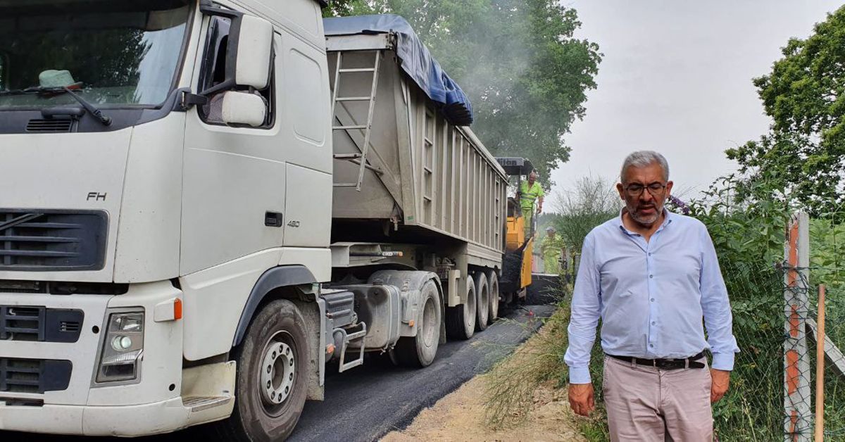 Imaxe de arquivo do tenente de alcaldesa e concelleiro de Medio Rural, Miguel Fernández, supervisando traballos de mellora do firme nas estradas municipais