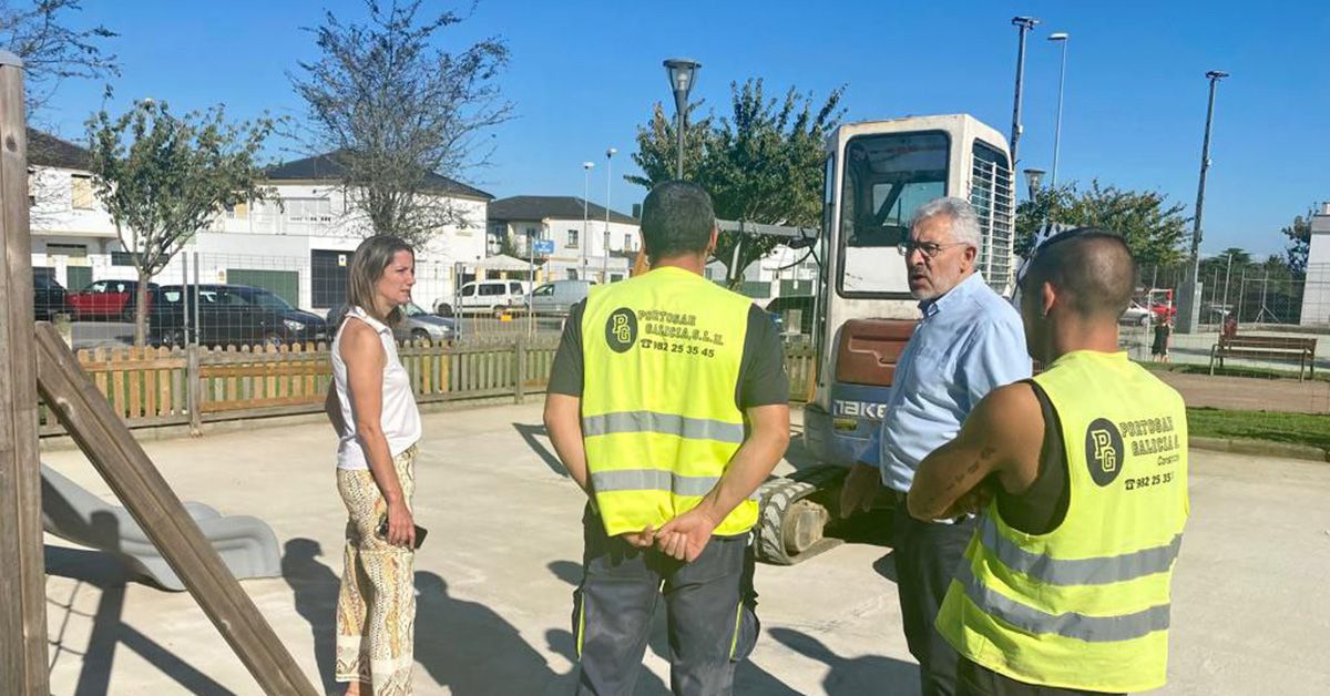 210922 Imaxe da alcaldesa de Lugo e do edil de Medio Ambiente supervisando o inicio da remodelación do parque de Montirón II