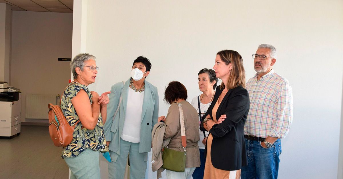 A alcaldesa, Lara Méndez, e a edil Olga López, visitan o centro social de Fingoi (1)