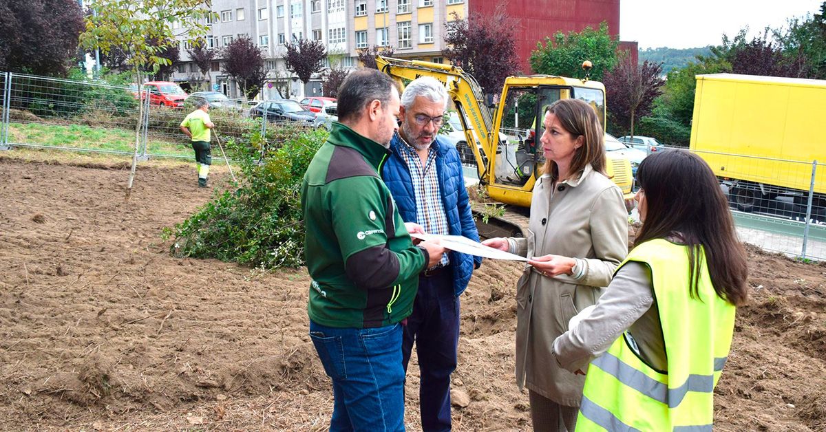 A alcaldesa de Lugo, Lara Méndez, e o edil de Medio Ambiente, Miguel Fernández, supervisan o inicio das obras do parque Covid