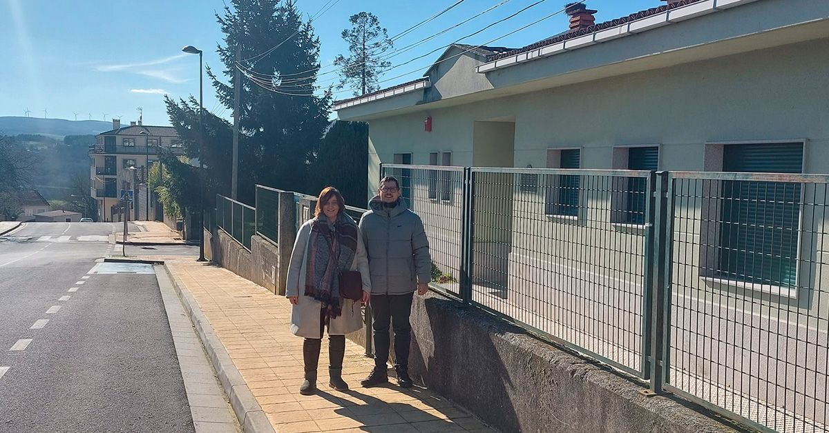 membros do BNG en Monterroso diante da escola infantil municipal