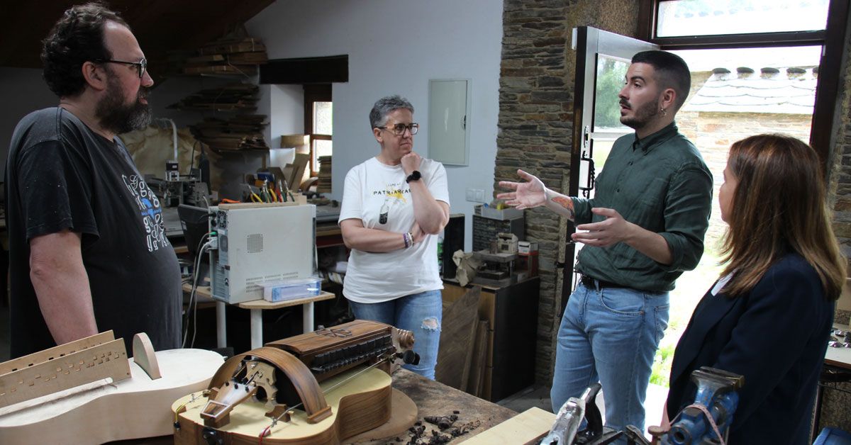 bng daniel castro visita taller instrumentos outeiro