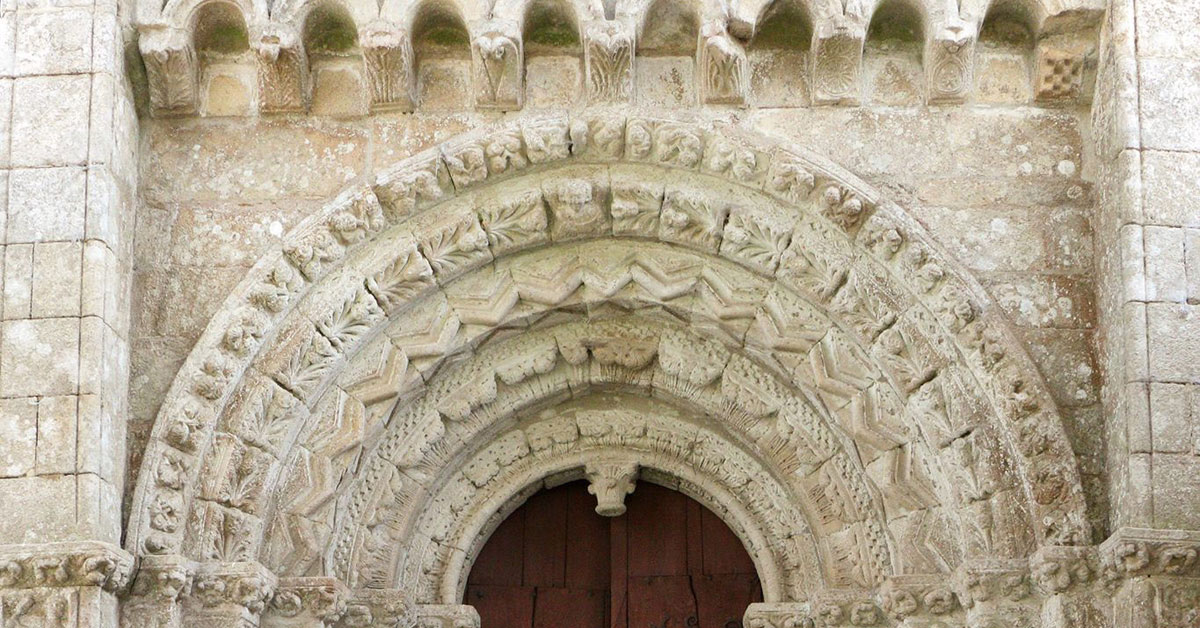 porta principal igrexa vilar de dona sendo restaurada