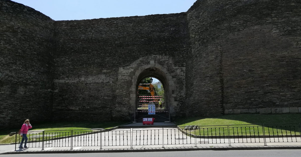 porta falsa muralla lugo obras