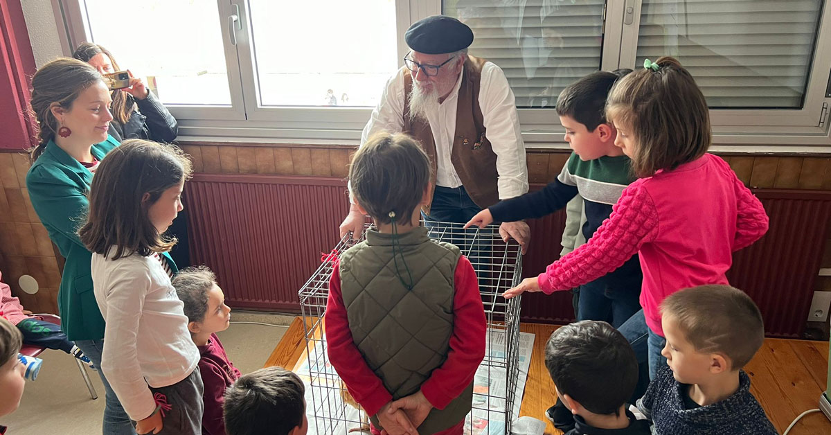 A galiña vai a escola