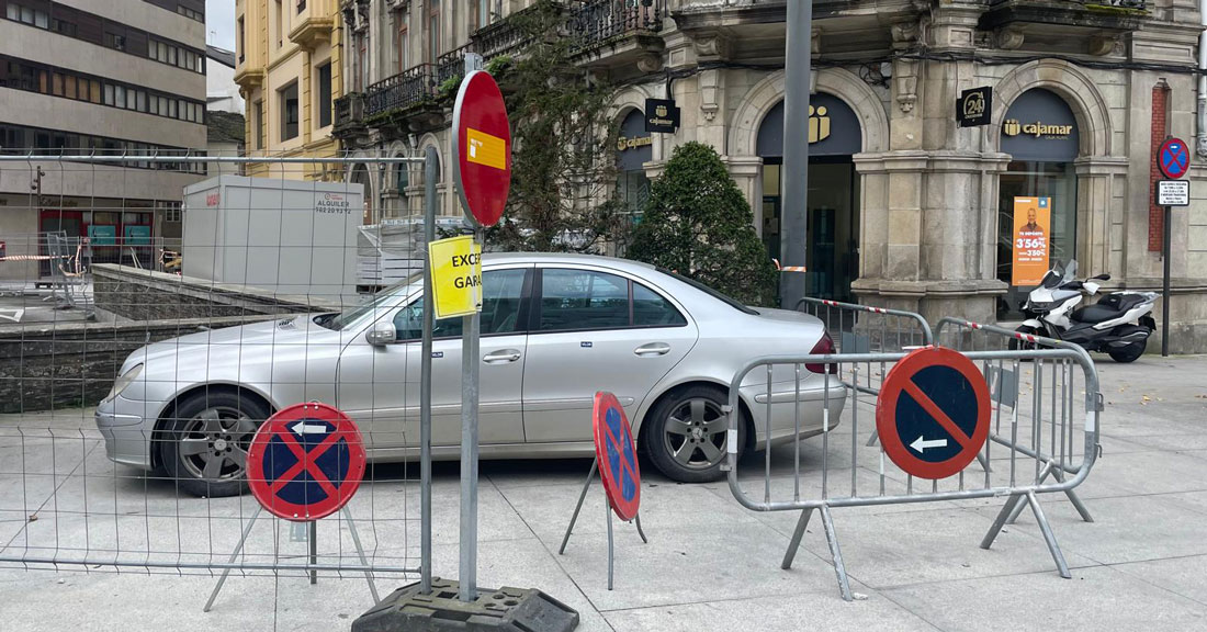 coche-aparcado-en-zona-peatonal-centro-de-Lugo