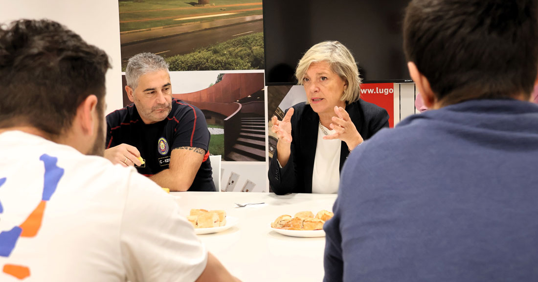 reunión-cos-bombeiros-que-foron-a-Valencia-en-Lugo