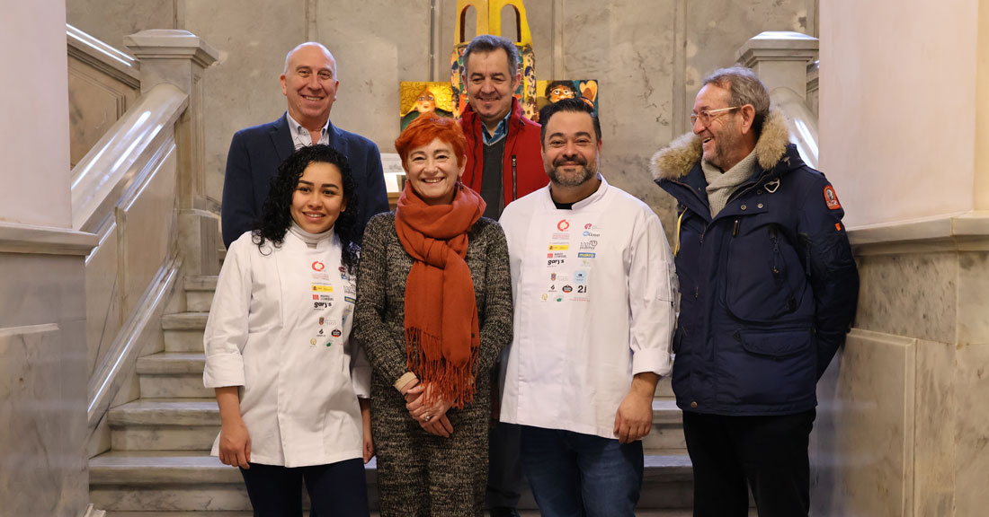 Maite-Ferreiro-recibe-ao-conciñeiro-José-Luis-Pardo