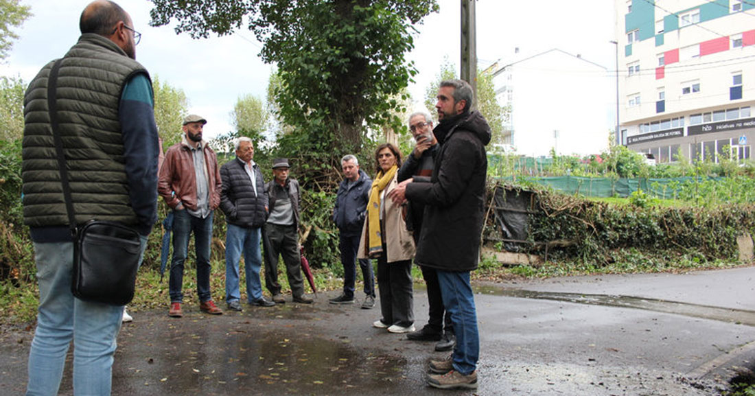 Rubén-Arroxo-con-veciños-da-zona-de-Casás