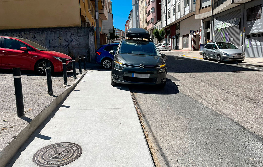 Rua-Rof-Codina-Lugo-coche-mal-aparcado-xullo-2025