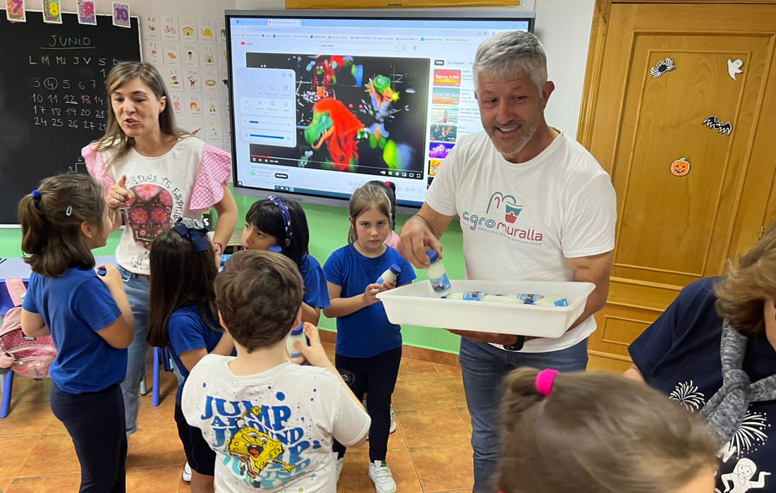 acto-valor-do-leite-en-colexios-Agromuralla