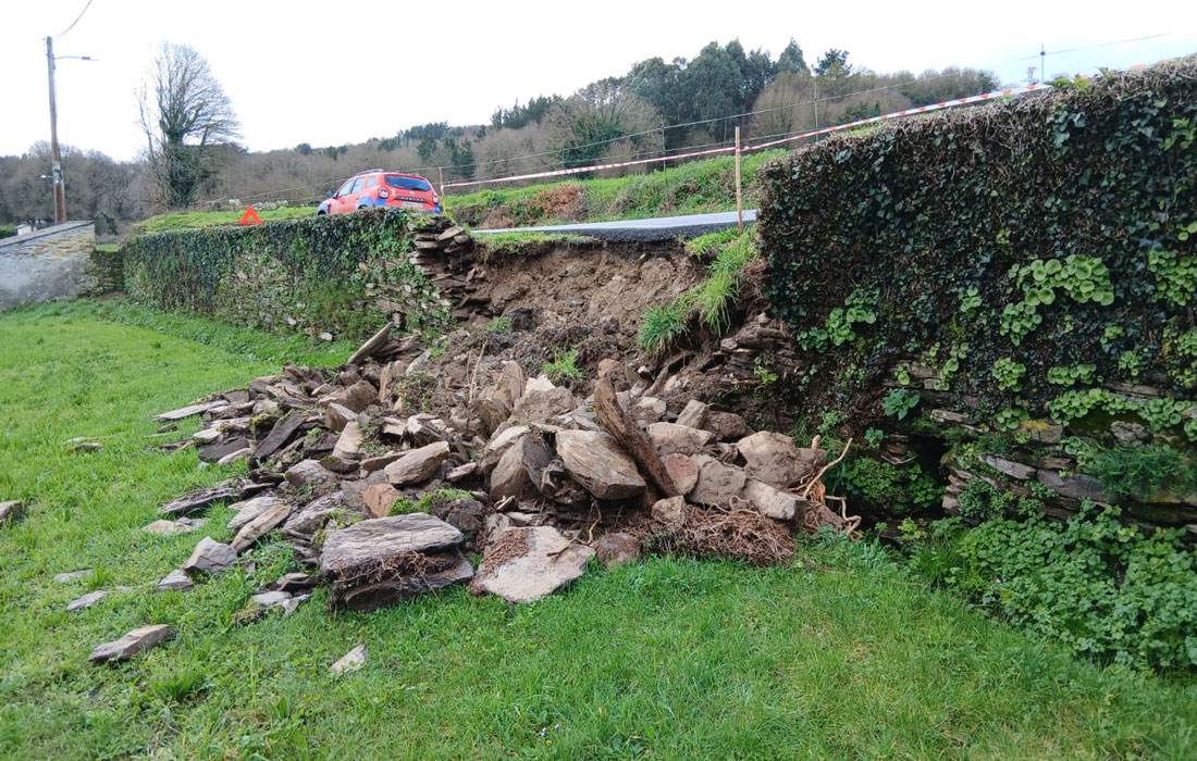 muro-derrubado-na-estrada-LU-P-2913-entre-Lugo-e-Guntín