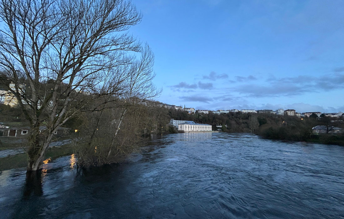 río-miño-Lugo-desbordado-balneario