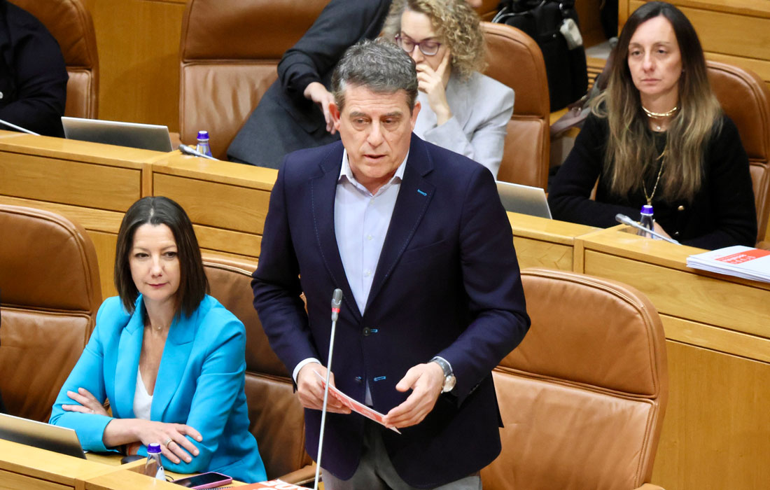 Besteiro-Parlamento-Galego-con-Lara-Méndez