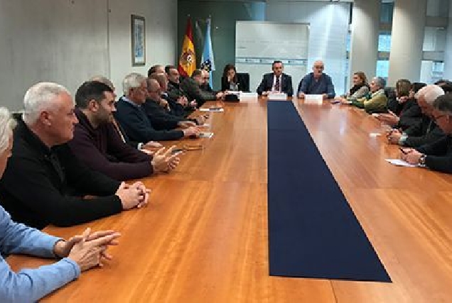 Representantes dos Concellos chairegos, Deputación e Xunta durante a súa reunión sobre os xeodestinos da provincia