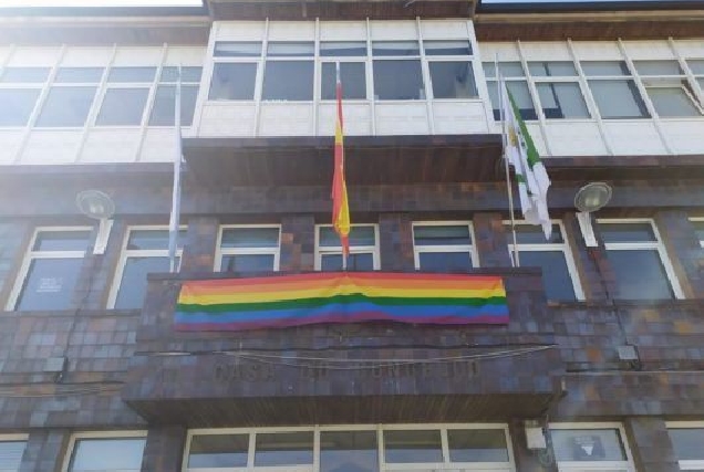 Vilalba apoia o “dereito a ser” coa colocación da bandeira LGTBI no Concello