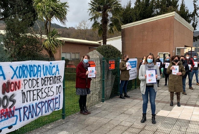 protesta pais colexio Baralla