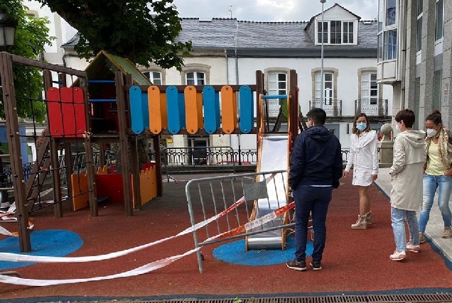 PP Vilalba comprabando estado parque infantil Basanta Olano