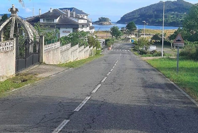 beirarruas acceso e ao longo da praia de Area Viveiro