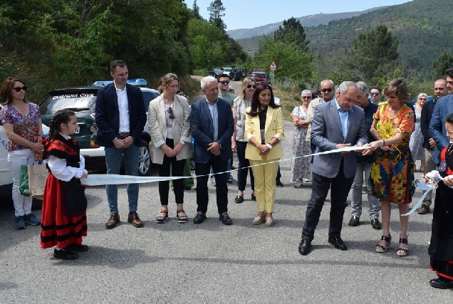 presidente deputacion mostra aceite quiroga