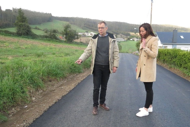 170423 MARTA REY E VÍCTOR LÓPEZ NA ESTRADA QUE ESTÁ SENDO MELLORADA POLA DEPUTACIÓN EN ARANTE