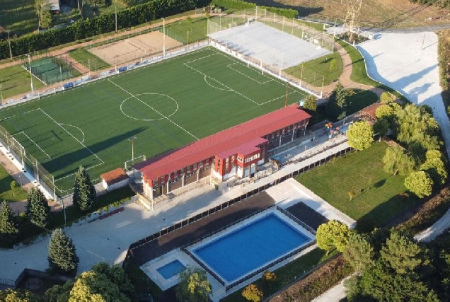 piscina e campo de futbol Carballedo