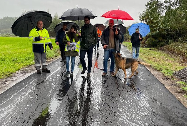 191123 Imaxe do concelleiro coa veciñanza da zona supervisando as obras da estrada II