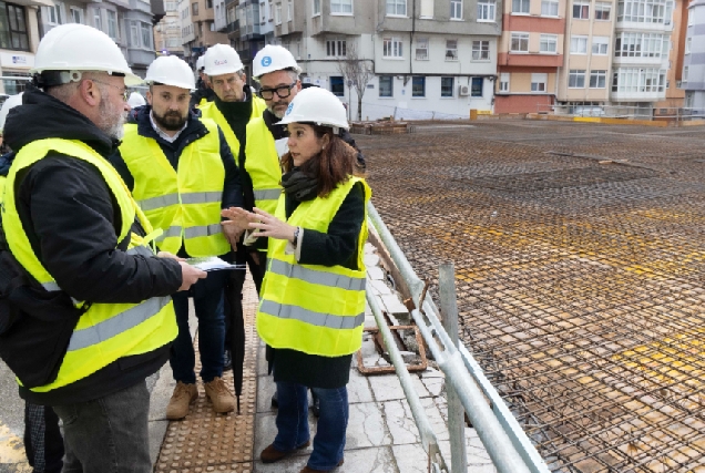 A alcaldesa, Inés Rey, visitou as obras do novo mercado do barrio de Monte Alto