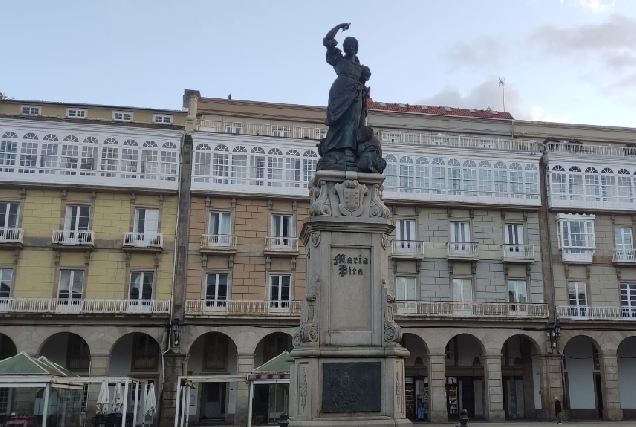 A estatua de María Pita na plaza do Concello da Coruña