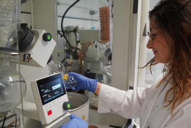 A investigadora Lucía Ageitos no laboratorio do grupo de investigación Pronamar no CICA da UDC