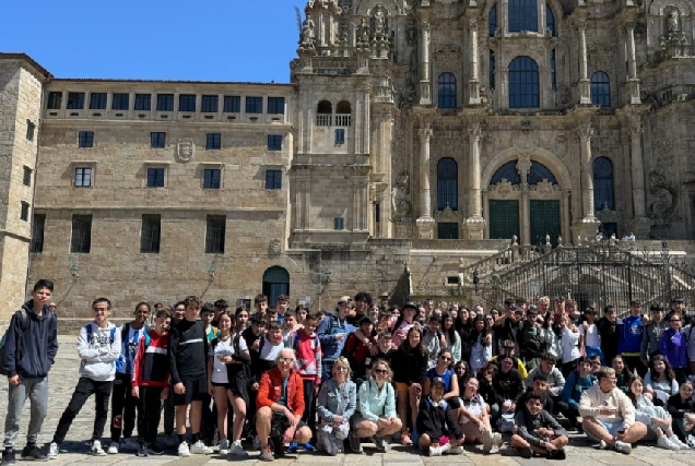 Imaxe dos alumnos do IES de Curtis e do centro irlandés Colaiste Iascaigh