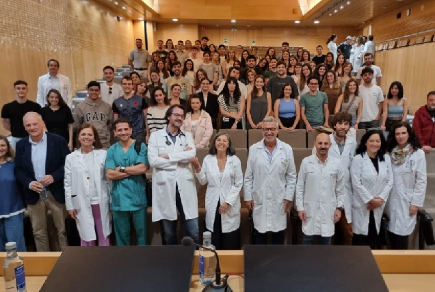 Imaxe da despedida dos alumnos de último curso de medicina no CHUAC