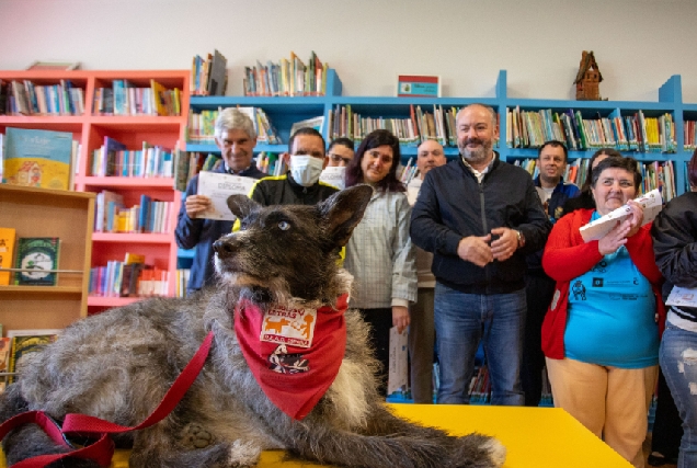 Imaxe das usuarios de 'A Escada' e a perrita Nala en Culleredo