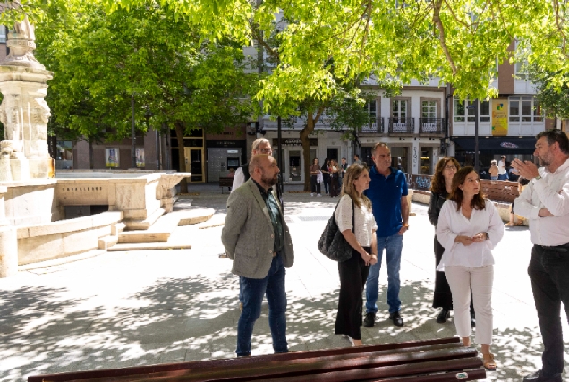 Imaxe da visita da alcaldesa á Praza de Santa Catalina