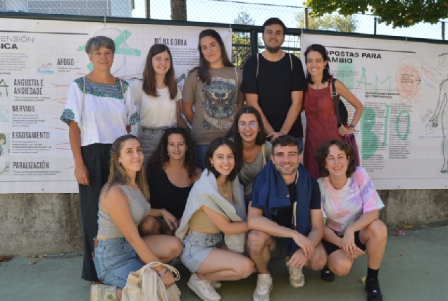 Imaxe dos alumnos participantes na iniciativa 'Cartografía corporal_ dos discursos de odio a un lecer compartido' da Facultade de Ciencias da Educación