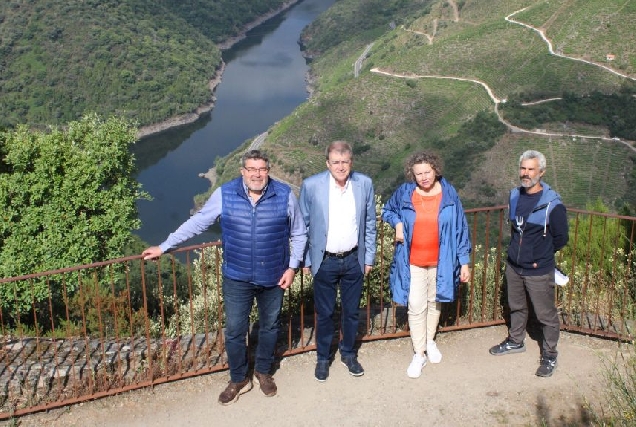 O delgado da xunta en Ourense, Manuel Pardo, nunha visita n Castro Caldelas