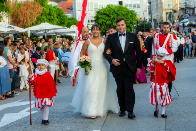 O representante da festas San Roque 2023 Rodrigo Campos Cupeiro encabezando o desfile do 14 de agosto de 2023