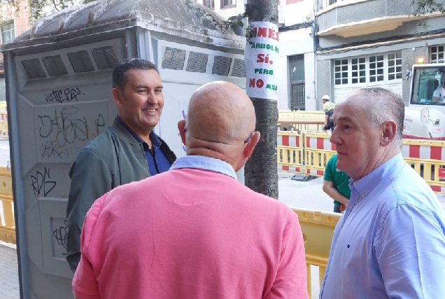 Imaxe da visita de Miguel Lorenzo ao barrio da Falperra