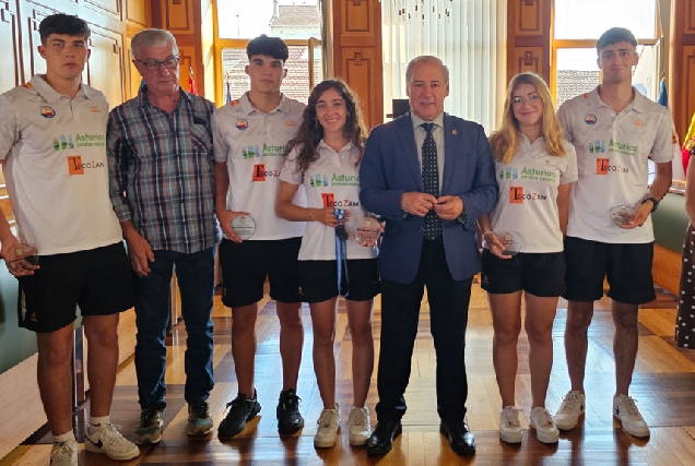 alcalde-Monforte-con-deportistas-do-Club-Quixós-de-piragüismo