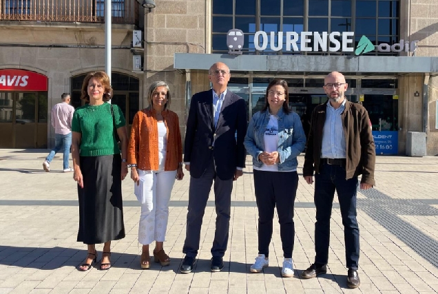 Rolda de prensa do PPdeOU fronte a estación de tren de Ourense