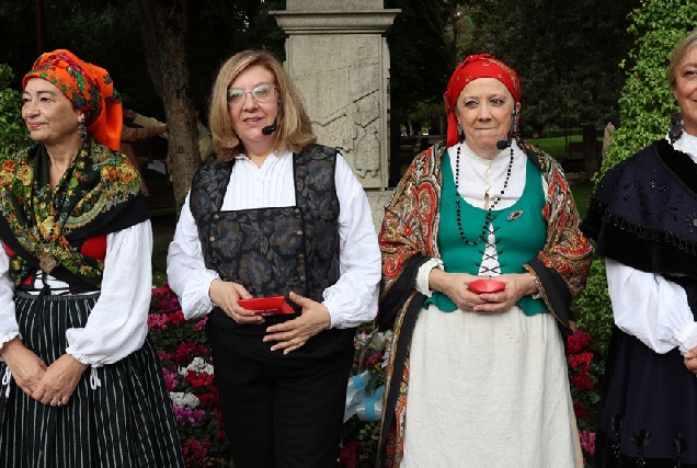 Ofrenda-a-Rosalía-Lugo